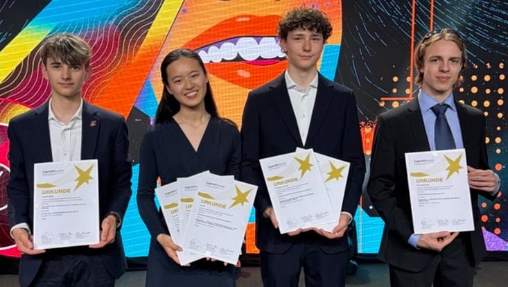 Portraitfoto der Gewinnerinnen und Gewinner des SFZ Hamburg bei "Jugend forscht".