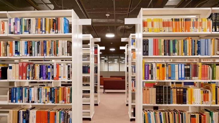 Lehrbuchsammlung in der 1. Etage