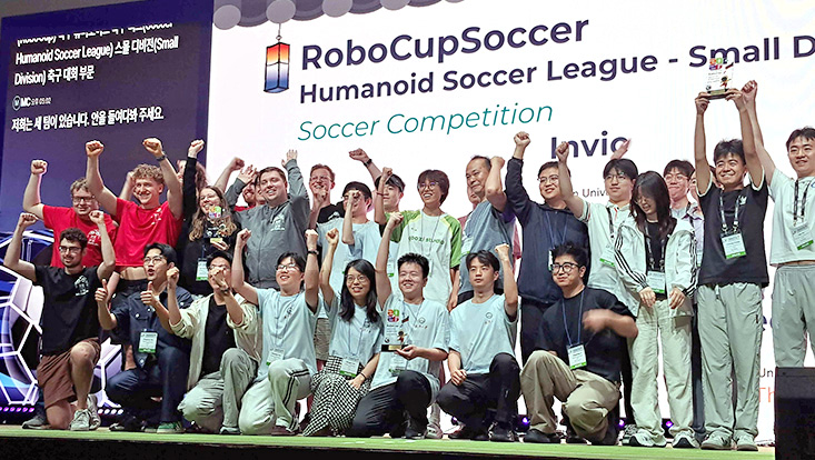 Erfolg für den Fachbereich Informatik der Universität Hamburg: Das studentische Roboterfußballteam „Hamburg Bit-Bots“ hat bei der diesjährigen RoboCup-Weltmeisterschaft im südkoreanischen Incheon den zweiten Platz in der Humanoid Soccer League.