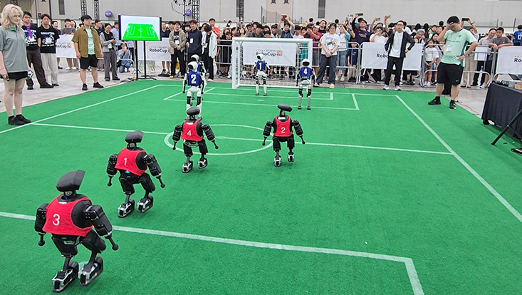 Hamburg Bit-Bots werden Vizeweltmeister im Roboterfußball