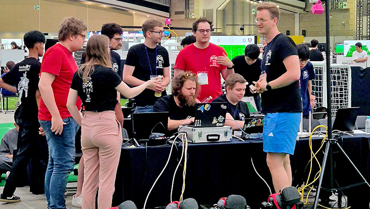 Hamburg Bit-Bots werden Vizeweltmeister im Roboterfußball
