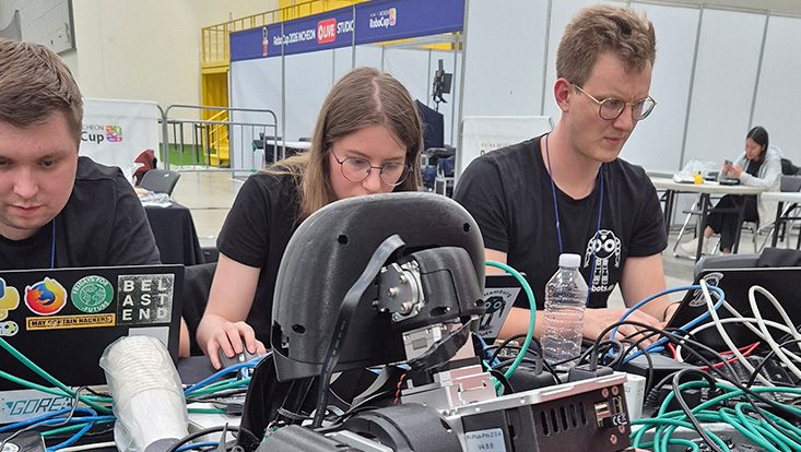 Hamburg Bit-Bots werden Vizeweltmeister im Roboterfußball