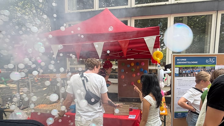 21-jahrmarktstand-jpg-733x414 Stand auf dem Sommerfest des Fachberereichs