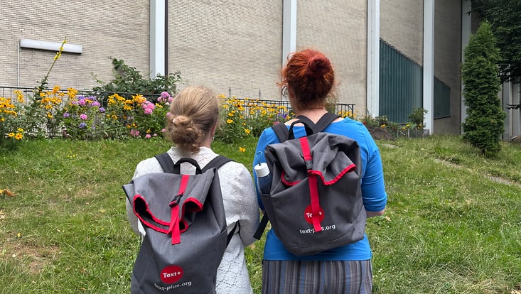 Zwei Frauen mit Text+ Rucksacks