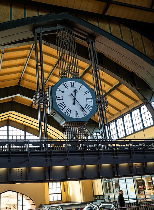 wandelhalle-uhr-520x710 Bild der Uhr in der Wandelhalle des Hamburger Hauptbahnhofs
