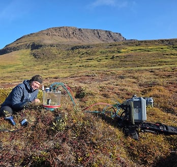 Measuring land-atmosphere fluxes of CO2, CH4 and N2O with the closed chamber method in the Kuup Ilua valley (Blaesedalen). Measuring land-atmosphere fluxes of CO2, CH4 and N2O with the closed chamber method in the Kuup Ilua valley (Blaesedalen).