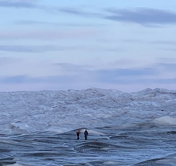 Studierende am grönländischen Inlandeis bei Kangerlussuaq. Studierende am grönländischen Inlandeis bei Kangerlussuaq.