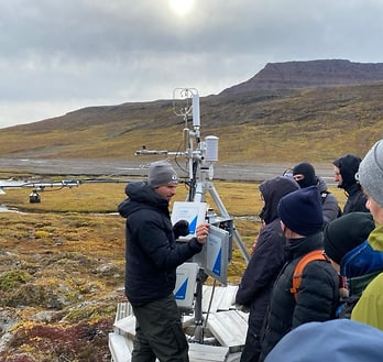 Evan Wilcox erläutert die Eddy-Kovarianz-Messstation zur Bestimmung der Stoffflüsse im Kuup-Ilua-Tal (Blæsedalen). Evan Wilcox erläutert die Eddy-Kovarianz-Messstation zur Bestimmung der Stoffflüsse im Kuup-Ilua-Tal (Blæsedalen).