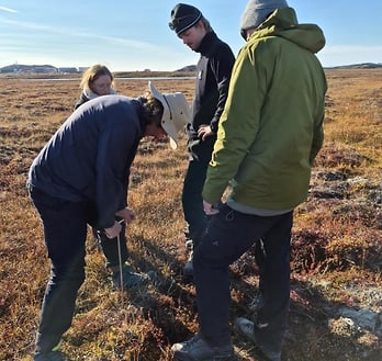 Learning how to conduct thaw depth measurements at the Circumarctic Active Layer Monitoring (CALM) site of the Alfred Wegener Institute near Ilulissat. Learning how to conduct thaw depth measurements at the Circumarctic Active Layer Monitoring (CALM) site of the Alfred Wegener Institute near Ilulissat.