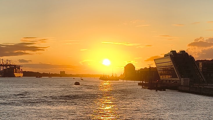 Sonnenuntergang an den Landungsbrücken, beobachtet vom Ausflugsboot aus.