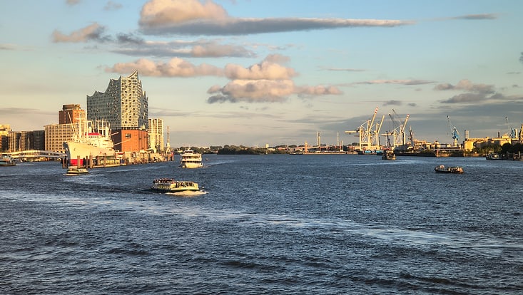 Aussicht vom Ausflugsboot der KONVENS 2026, mit Blick auf die Elbe und Elbphilharmonie.