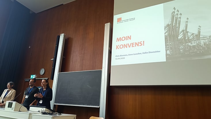 Organisatoren Prof. Heike Zinsmeister, Prof. Chris Biemann and Prof. Anne Lauscher begrüßen die Teilnehmenden der Konferenz im Hörsaal.
