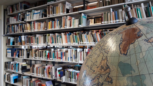 erdkugel-buecher-640x361 Globus in der Bibliothek