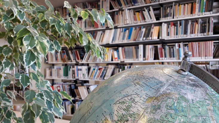 galerie-neu-lesesaal-mit-globus Globus im Lesesaal der Institutsbibliothek