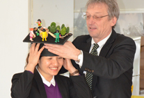 Thi Thanh Ha Nguyen mit Doktorhut und Prof. Dr. Michael Köhl