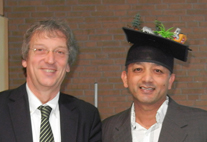 Prem Raj Neupane mit Doktorhut und Prof. Dr. Michael Köhl