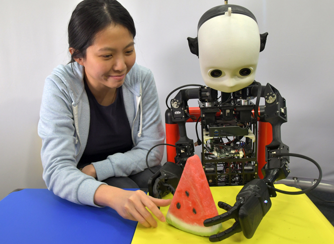 Mensch hilft Roboter zu Lernen