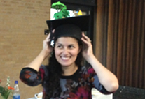 Aziza Rqibate mit Doktorhut