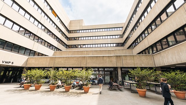 Bild vom Gebäude VMP5 von außen. Blick geht vom Innenhof nach oben