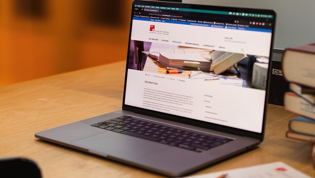 Laptop auf Schreibtisch