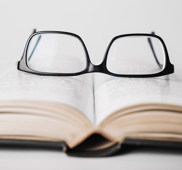 Brille auf Buch