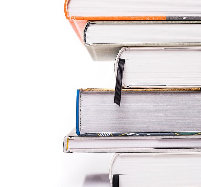 Bücher vor weißem Hintergrund