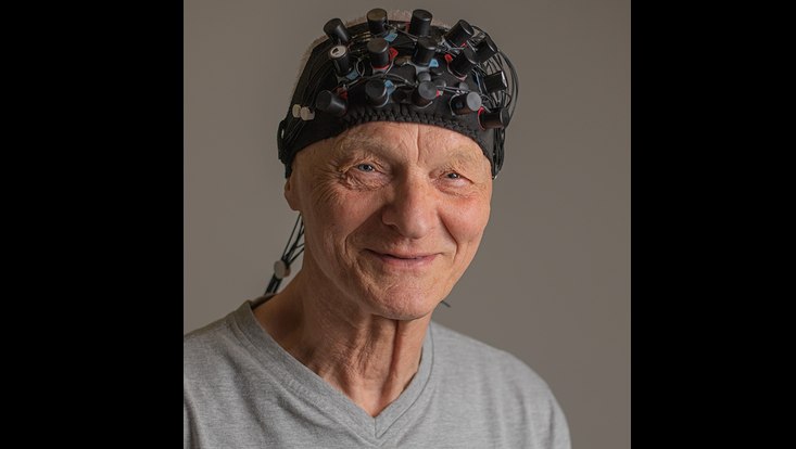 Eene Person mit EEG-kappe