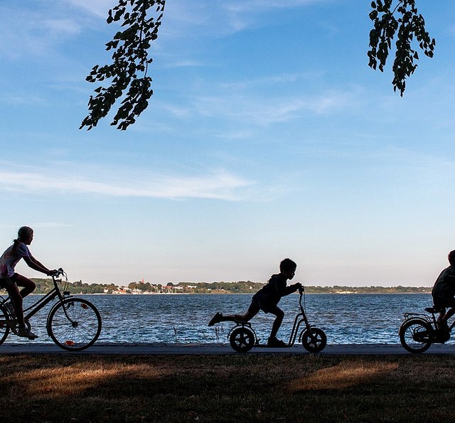 Menschen mit Scootern