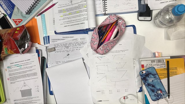 Ansammlung von Arbeitsmaterialien auf Schreibtisch