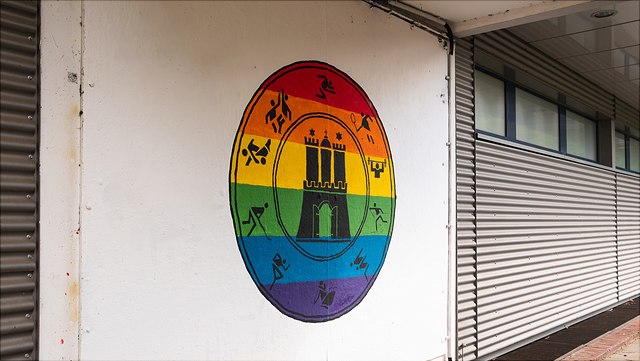 240425-sportanlagen-turmweg-2160-640x361 Regenbogenfarbiges Hinweisschild