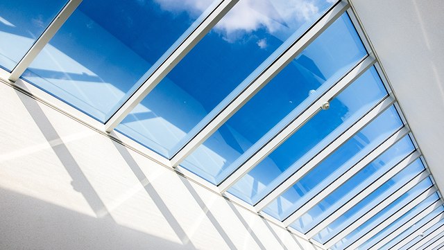 Downloads Blick aus Dachfenster in blauen Himmel