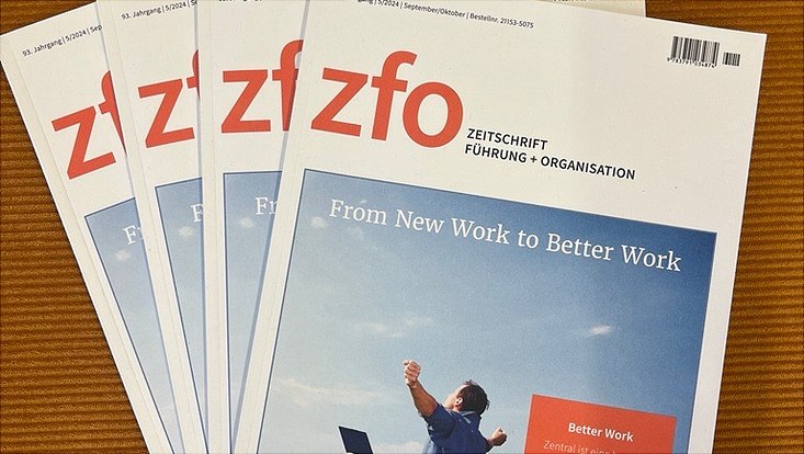 Vier Zeitschriften liegen aufeinander