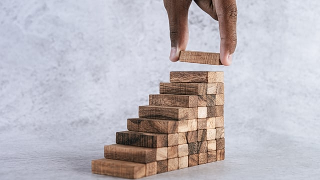 stacking-wooden-blocks-is-risk-creating-business-growth-ideas-640x361 veränderungsprozesse