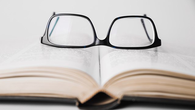 brillen-auf-buch-gelegt-640x361 Brille auf Buch