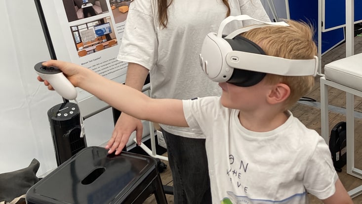 Kleiner Besucher mit VR-Brille beim Campusfest 2026