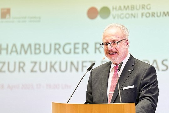 Lettischer Staatspräsident während seiner Rede