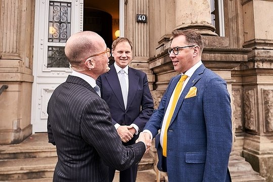 Prof. Dr. Markus und Universitätspräsident Prof. Dr. Hauke Heekeren begrüßen den Botschafter der Ukraine