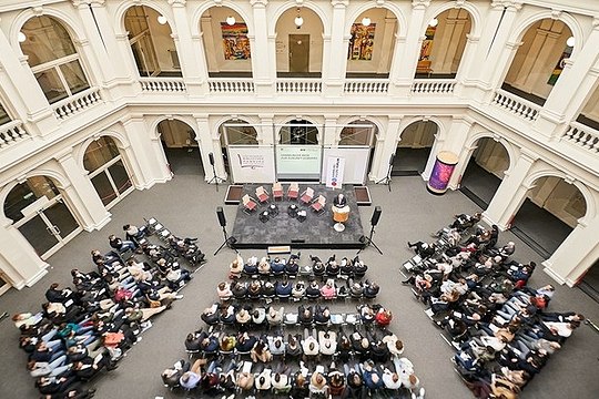 Veranstaltung mit 200 Teilnehmenden im Lichthof der Staats- und Universitätsbibliothek Hamburg