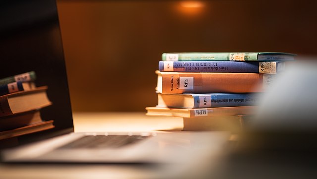 Bibliothek Uni Hamburg Bücher und Laptop