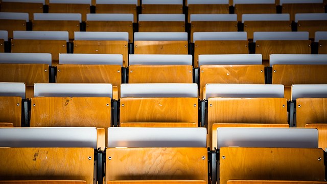 Hörsaal leere Stuhlreihen