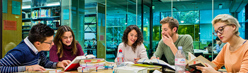 Lerngruppe in der Bibliothek