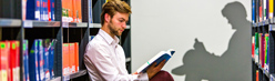 Student in der Bibliothek