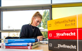 Studentin mit Büchern