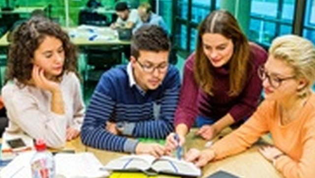 Studierende in der Bibliothek