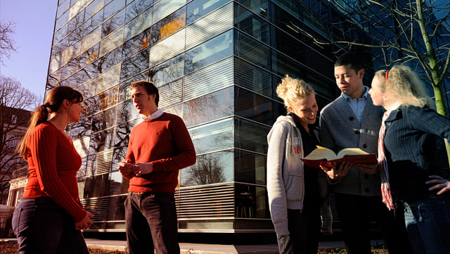 Studierende vor dem Rechtshaus