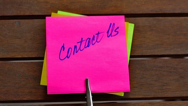 Post-It's mit der Aufschrift "Contact us"