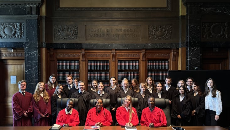 Gruppenfoto mit Anwält:innen und Richerter:innen.