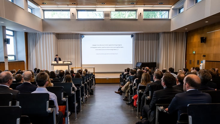 072-0jr-0029-jpg-733x414 Der Rechtshaushörsaal mit Publikum