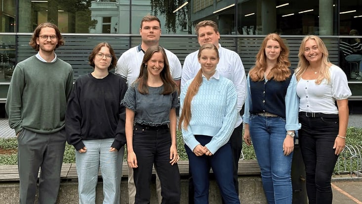 vorstand-gruppenfoto Der Vorstand des Fakultätsclubs vor dem Rechtshaus