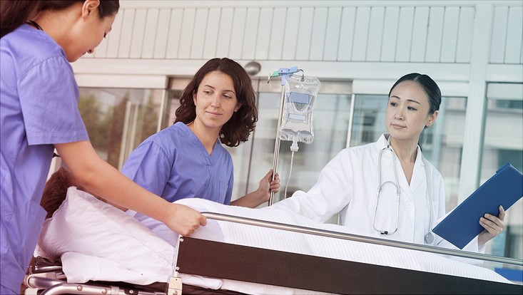 Chinesische Ärztin mit Patienten